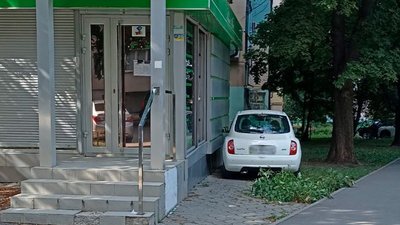 автівка Nіssаn виїхала на тротуар