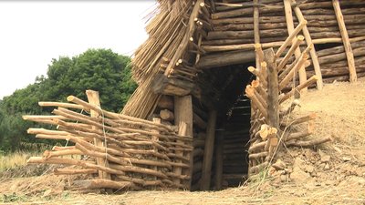 На Львівщині відтворили слов'янську хату X століття. У ній тимчасово живуть люди На Львівщині відтворили слов'янську хату X століття. У ній тимчасово живуть люди