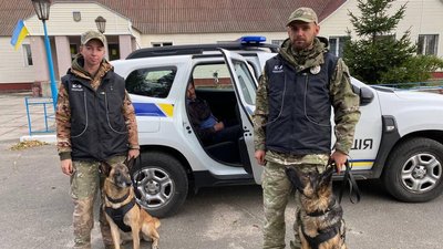 На Київщині поліція зі службовими собаками розшукали грибника, який провів у лісі 2 доби