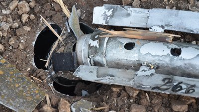 Осколок ракети пошкодив вікно херсонського реабілітаційного центру для дітей у Степанівці Осколок ракети пошкодив вікно херсонського реабілітаційного центру для дітей у Степанівці