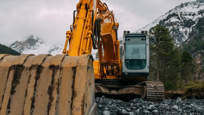 Працівника "Івано-Франківськтеплокомуненерго" підозрюють у нелегальній здачі в оренду екскаватора