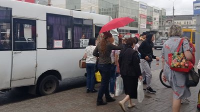 "Трішки полегшало з початку війни" — у Сумах на маршрути виїжджає лише 50 % транспорту