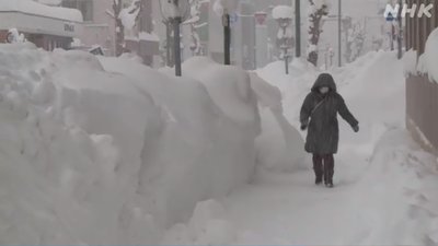 Північ Японії засипало снігом. Перекрито рух наземного транспорту та літаків. Північ Японії засипало снігом. Перекрито рух наземного транспорту та літаків.
