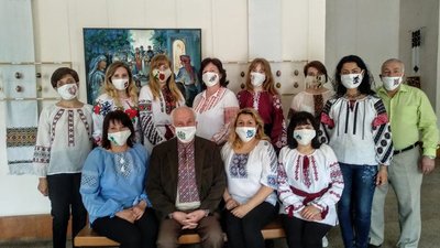 Працівники тернопільського музею прийшли на роботу у вишиваних масках