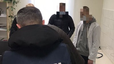 Підробні COVID-сертифікати на пів мільйона гривень: лікарю з Рівненщини вручили підозру Підробні COVID-сертифікати на пів мільйона гривень: лікарю з Рівненщини вручили підозру