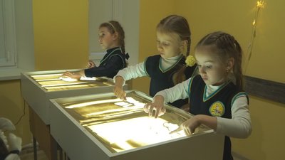 У Вінниці до Новорічних свят для школярів організували серію майстер-класів із пісочної анімації У Вінниці до Новорічних свят для школярів організували серію майстер-класів із пісочної анімації