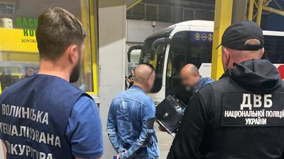 На кордоні затримали жителя Житомирщини, який пропонував три тисячі доларів за виїзд до Польщі На кордоні затримали жителя Житомирщини, який пропонував три тисячі доларів за виїзд до Польщі