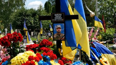 У Чернівцях на Алеї Слави вшанували пам'ять та попрощались з медійником Максимом Шварцманом