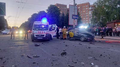 У Рівному зіткнулись два авто, одне з них таксі. Є травмовані, серед них пішохід