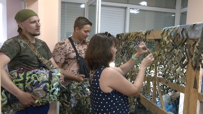 Волонтерки Черкас виготовляють маскувальні сітки, але бракує тканини та основи
