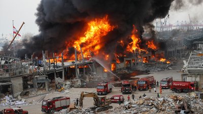 У порту Бейрута поблизу місця вибуху спалахнула пожежа. У порту Бейрута поблизу місця вибуху спалахнула пожежа.