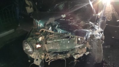 У Харкові сталася аварія на блокпосту: четверо людей травмовані, одну з машин розірвало навпіл У Харкові сталася аварія на блокпосту: четверо людей травмовані, одну з машин розірвало навпіл