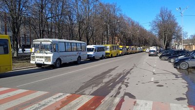 "Хочемо захистити своїх дітей". Як відбувається евакуація із Сум 15 березня "Хочемо захистити своїх дітей". Як відбувається евакуація із Сум 15 березня