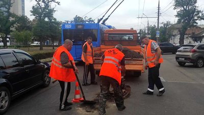 Миколаївські комунальники ліквідували наслідки влучання снаряда Миколаївські комунальники ліквідували наслідки влучання снаряда