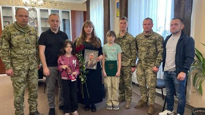 Рідним полеглого захисника Юрія Савки вручили орден "За мужність"
