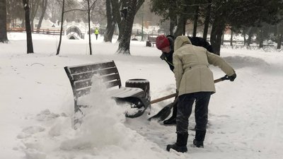 На вулиці міста вийшли двірники з усіх управляючих муніципальних компаній та комунальних підприємств. Фото: Хмельницька міська рада На вулиці міста вийшли двірники з усіх управляючих муніципальних компаній та комунальних підприємств. Фото: Хмельницька міська рада