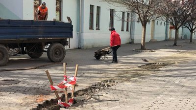 Ремонт зливової мережі на площі Театральній розпочали в Ужгороді