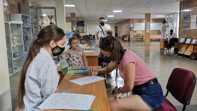 За першу годину роботи щепили півсотні людей: в спорткомплексі у Луцьку запрацював Центр вакцинації