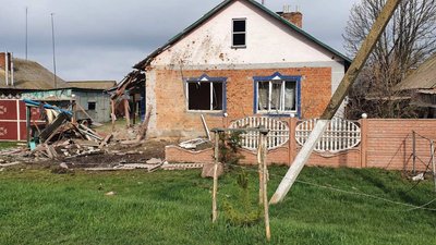 Внаслідок російського обстрілу села під Харковом зруйновані та пошкоджені будинки Внаслідок російського обстрілу села під Харковом зруйновані та пошкоджені будинки