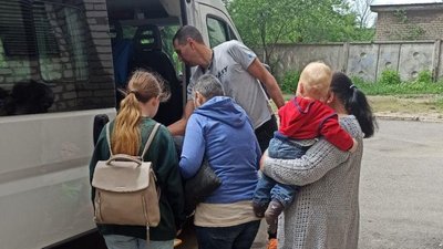 Поліцейські Дніпропетровщини разом з волонтерами евакуювали багатодітну родину з Донеччини