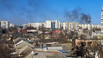Чорний дим у Черкасах: загорілося сміття, вогонь перекинувся на автомийку