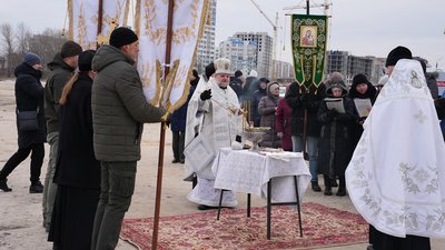Митрополит Черкаський і Чигиринський Іоан проводить освячення води на березі Дніпра, 6 січня 2024 року
