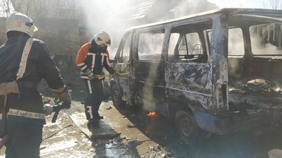 На Закарпатті горів автомобіль у дворі будинку На Закарпатті горів автомобіль у дворі будинку