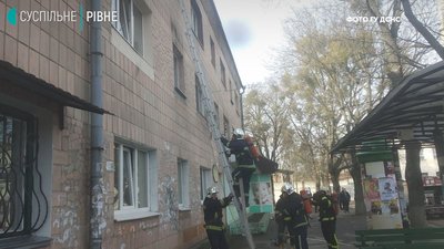 Пожежа у Рівному: рятувальники евакуювали 12 людей Пожежа у Рівному: рятувальники евакуювали 12 людей