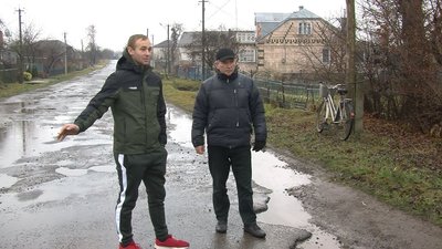Водії з’їжджають на ґрунтовий шлях: на Волині просять відремонтувати дорогу в напрямку Львова Водії з’їжджають на ґрунтовий шлях: на Волині просять відремонтувати дорогу в напрямку Львова