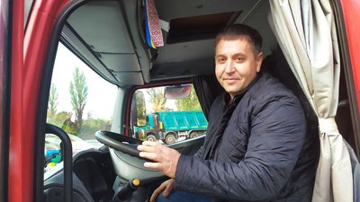 "Бджоли працюють і ми маємо". Бджоляр із Сєвєродонецька евакуював близько сотні людей із зони бойових дій "Бджоли працюють і ми маємо". Бджоляр із Сєвєродонецька евакуював близько сотні людей із зони бойових дій
