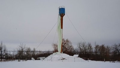 "Впасти вона може в будь-який момент". У селі Сад аварійна водонапірна вежа покрилася льодом