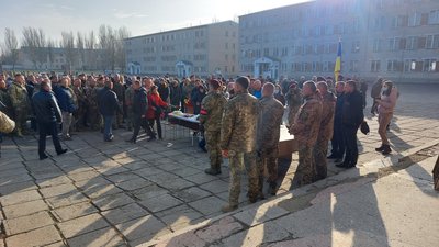 У Миколаєві прощаються із загиблими військовими 79-ї окремої десантно-штурмової бригади У Миколаєві прощаються із загиблими військовими 79-ї окремої десантно-штурмової бригади