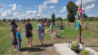 Вдова Алла Мацюк, донька та матір загиблого військовослужбовця на його могилі Вдова Алла Мацюк, донька та матір загиблого військовослужбовця на його могилі