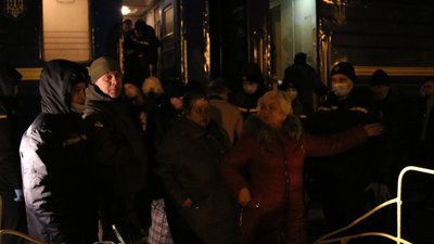 Евакуаційний потяг: на Черкащині зустріли сорок людей з Донеччини Евакуаційний потяг: на Черкащині зустріли сорок людей з Донеччини