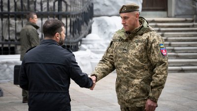 Президент вручає нагороду Олексію Мазуру