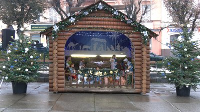 &quot;Освятив патріарх УГКЦ&quot;. На Центральній площі у Чернівцях відкрили різдвяну шопку