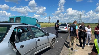 Стрілянина на трасі на Херсонщині: ДБР з'ясовує обставини події Стрілянина на трасі на Херсонщині: ДБР з'ясовує обставини події