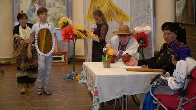 За мотивами казки «Курочка ряба». У Дніпрі діти з інвалідністю разом з батьками створили виставу