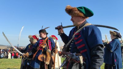 Чоловіки відтворюють битву поблизу Хотинської фортеці