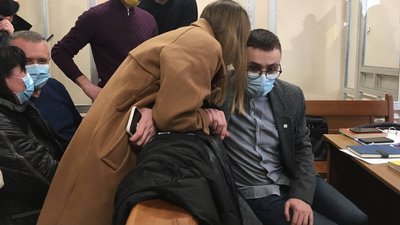 Справа про напад: Стерненка привезли до суду, під будівлею чергує поліція. Текстовий онлайн Справа про напад: Стерненка привезли до суду, під будівлею чергує поліція. Текстовий онлайн