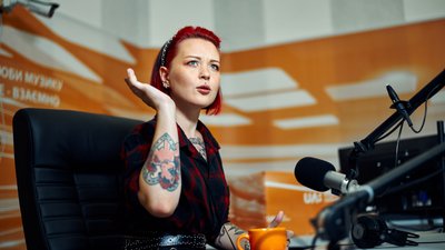 Юлія Юріна (ЮЮ): "Я пишу пісні виключно вночі, бо вдень я волонтерю" Юлія Юріна (ЮЮ): "Я пишу пісні виключно вночі, бо вдень я волонтерю"