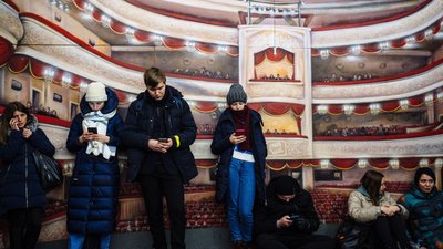 Люди в метро під час повітряної тривоги 5 грудня 2022 року, Київ — Суспільне