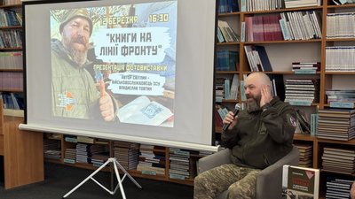 "Книги на лінії фронту": в Ужгороді відкрилася фотовиставка військового Владислава Товтина