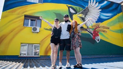 Синичка замість Леніна: в Ужгороді з’явився ще один патріотичний мурал Синичка замість Леніна: в Ужгороді з’явився ще один патріотичний мурал