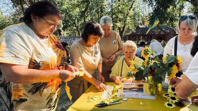 23 серпня у Кропивницькому родини загиблих захисників виготовляли соняхи до Дня пам’яті