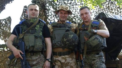 Олексій Кайда з побратимами на фронті Олексій Кайда з побратимами на фронті