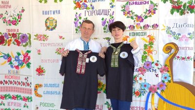 Волонтери Тернопільщини зібрали 60 футболок з вишивкою для ЗСУ