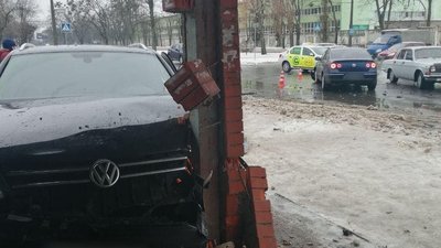 У Харкові автомобіль врізався у зупинку — травмувався водій
