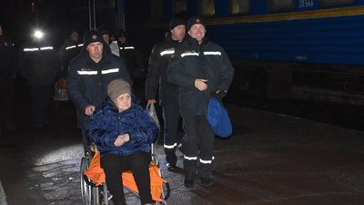 Евакуація із прифронтових районів: на Житомирщину прибув черговий потяг із переселенцями Евакуація із прифронтових районів: на Житомирщину прибув черговий потяг із переселенцями