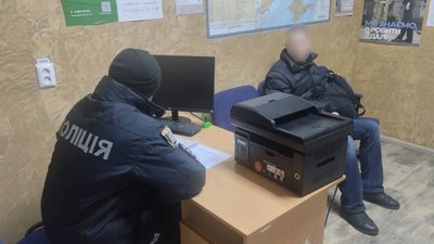 Чоловік з поліціянтом